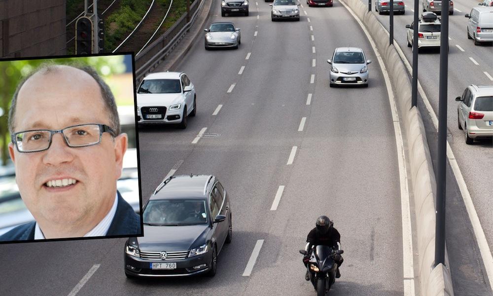 En man på en motorcykel på en motorväg. (AI text)