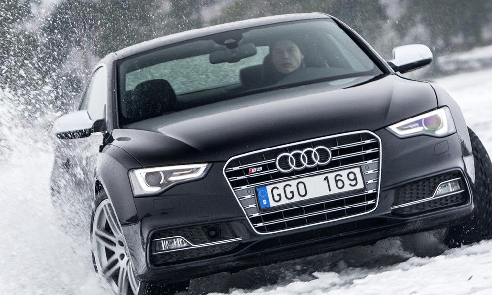 Audi A5 S4 kör i snön. (AI text)