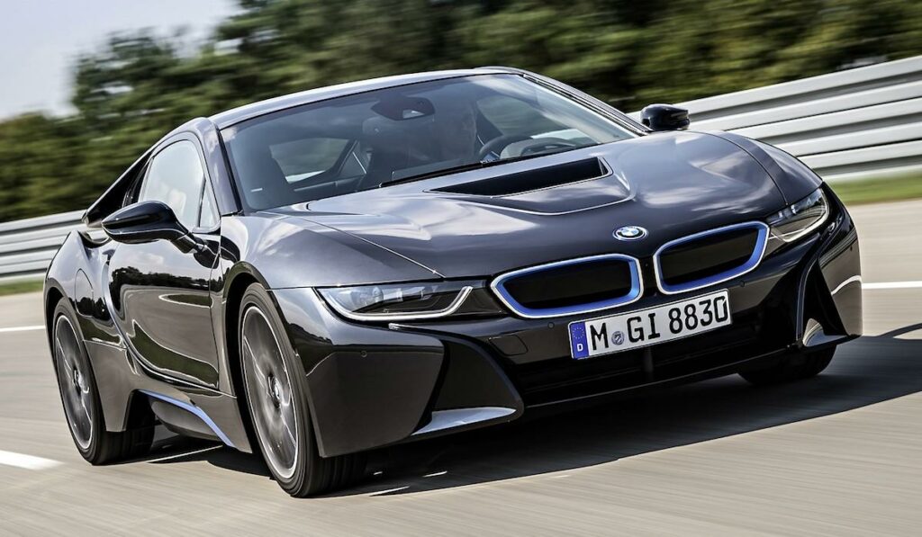 BMW I8 kör på en racerbana (AI text)