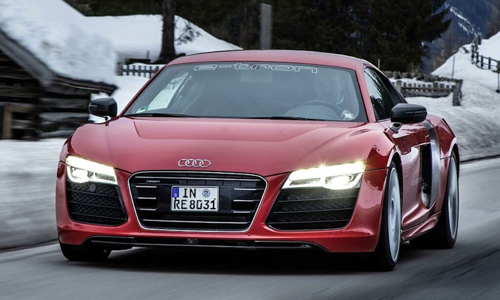 Audi R8 LMS i kör nedför en snöig väg. (AI text)