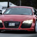 Audi R8 LMS i kör nedför en snöig väg. (AI text)