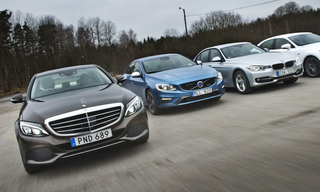 En grupp bilar på en väg (AI text)