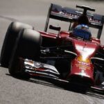 En Ferrari F1-bil kör längs en bana. (AI text)