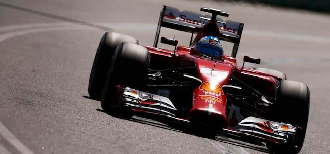En Ferrari F1-bil kör längs en bana. (AI text)