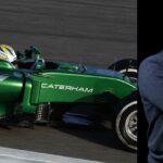 En man står bredvid en grön racerbil. (AI text)