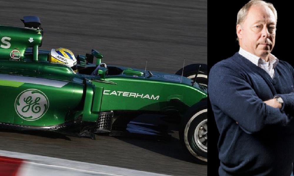 En man står bredvid en grön racerbil. (AI text)