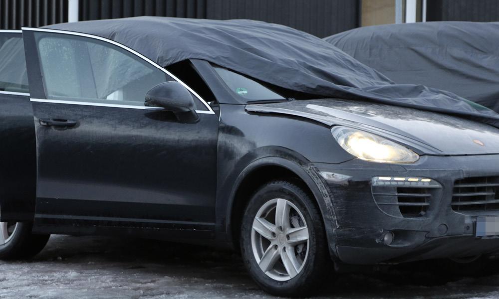 en Porsche Cayenne spårad i snön (AI text)