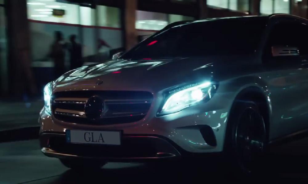En Mercedes-Benz GLA SUV kör på stadsgatan på natten. (AI text)