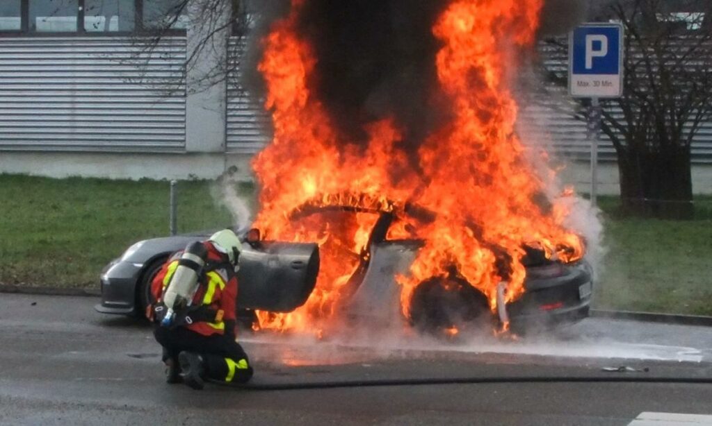 En brandman släcker bilbrand. (AI text)