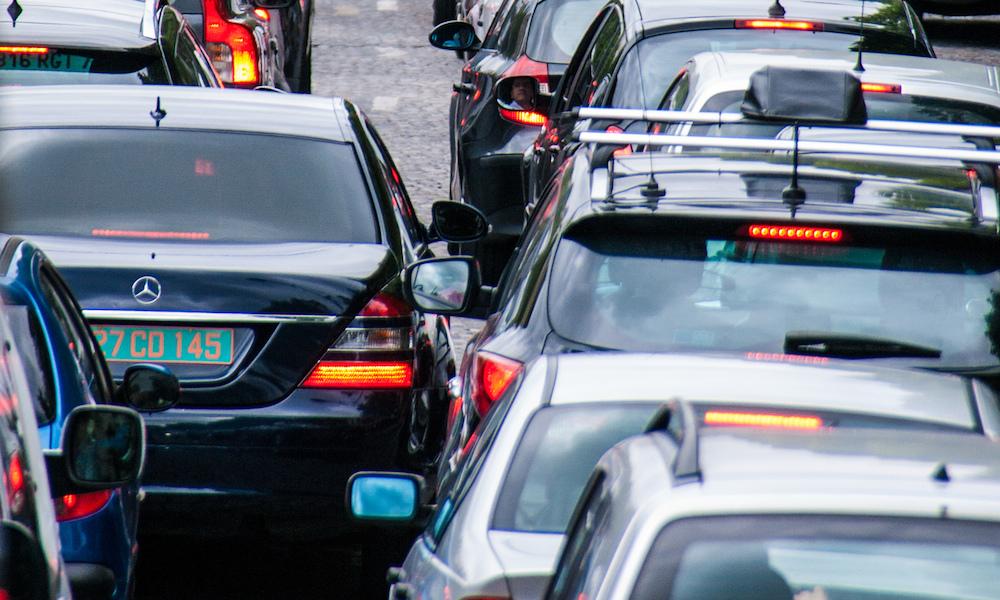 En trafikstockning med bilars bakgrund. (AI text)