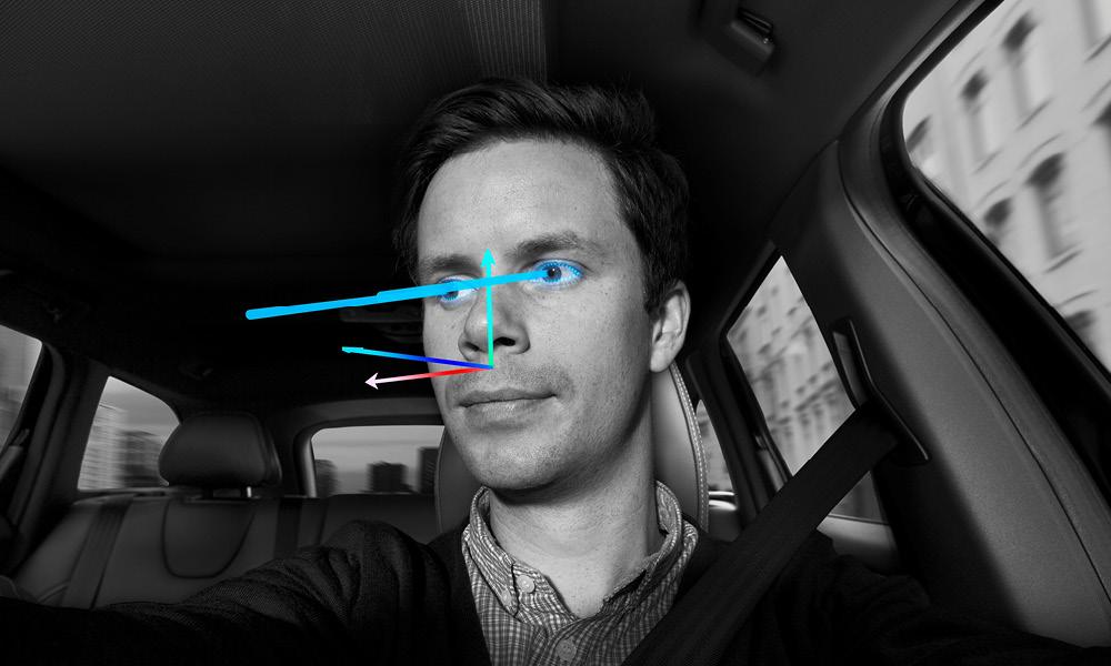 En man kör en bil med en blå lamp på sitt huvud. (AI text)