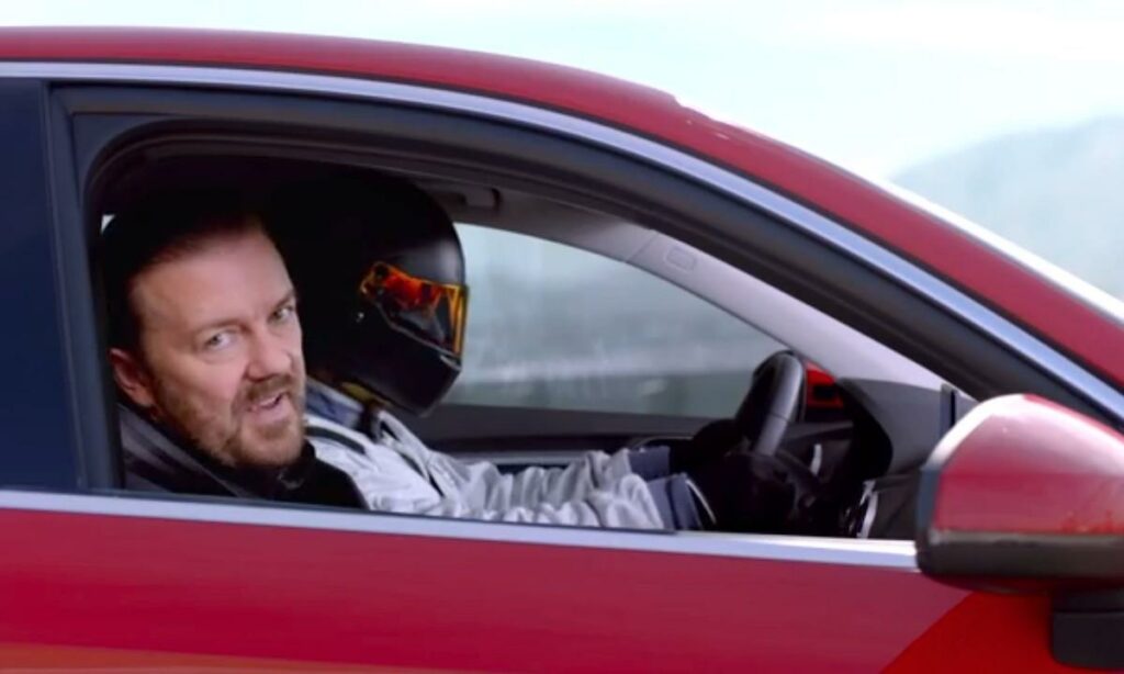 En man kör en Audi R8 med Red Bull-biljett. (AI text)