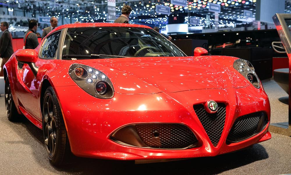 En röd Alfa Romeo sportsbil visas på St. Louis bilmesse. (AI text)