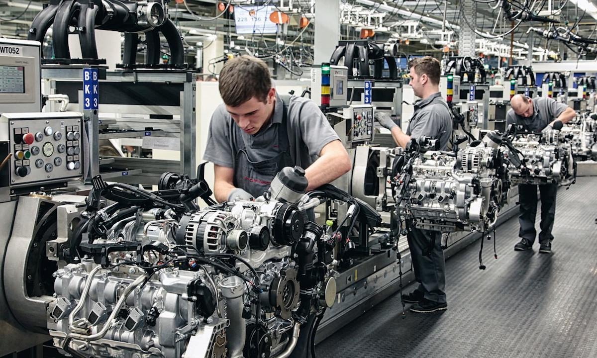 En biltillverkare monterar en motor i en fabrik. (AI text)