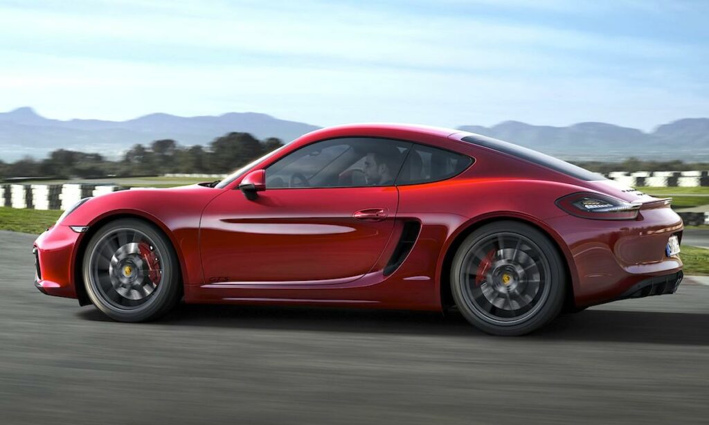 Den nya Porsche Cayman kör på en racerbana. (AI text)
