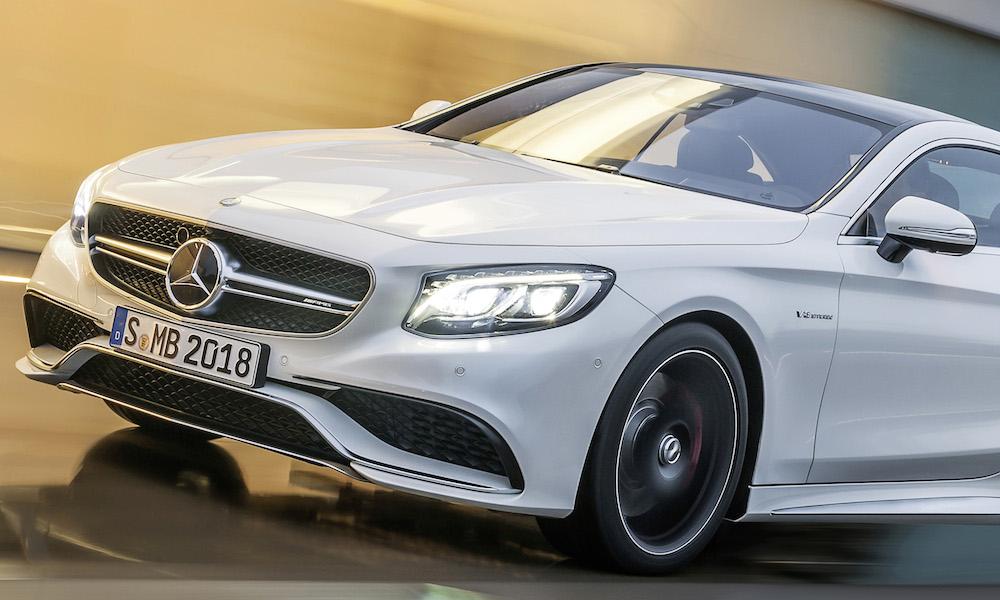 Den nya Mercedes C-kupén kör nerför gatan. (AI text)