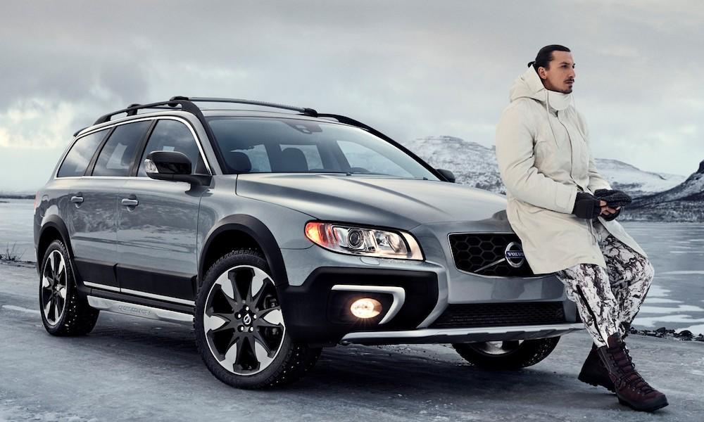 En person står bredvid en Volvo XC90 SUV. (AI text)