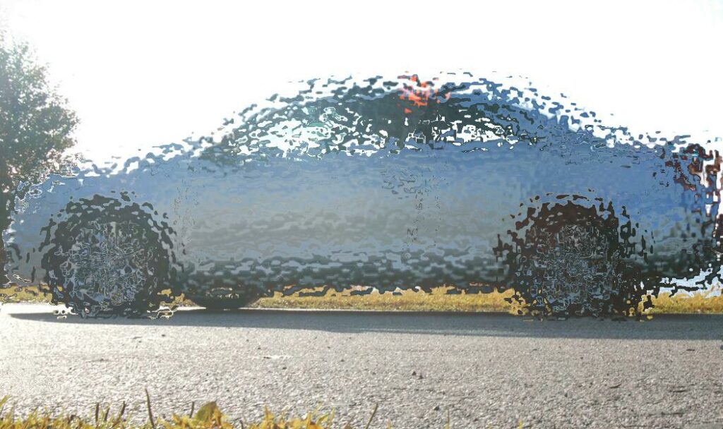 En bil täckt av ett mönster av silverfragment. (AI text)