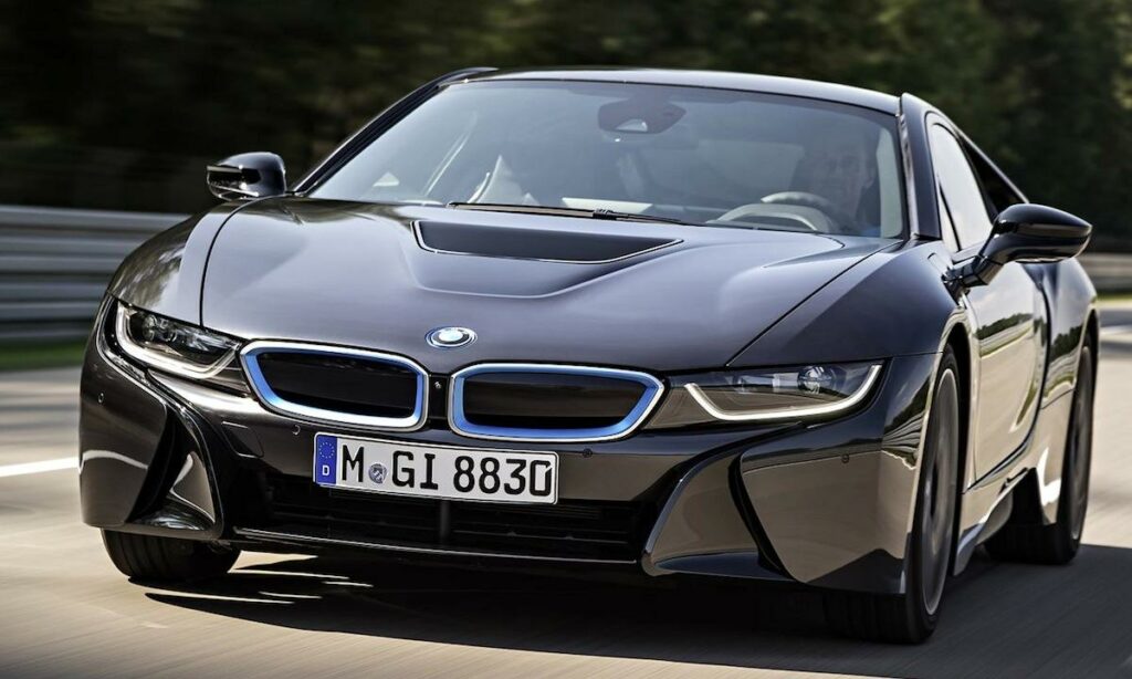 BMW I8 kör på en väg (AI text)
