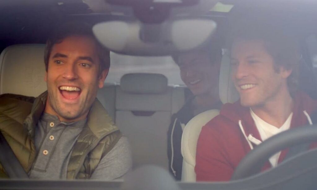 En grupp män i en bil. (AI text)