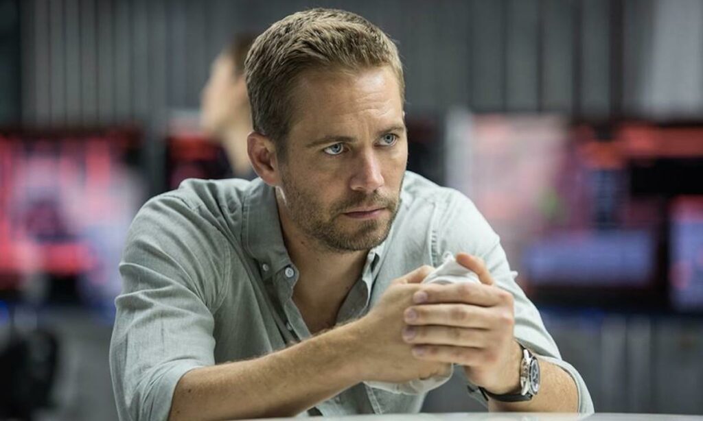 En man sitter vid ett bord med en dator. (AI text)