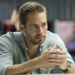 En man sitter vid ett bord med en dator. (AI text)