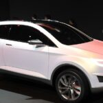 En vit SUV utställd på den internationella bilutställningen i Shanghai. (AI text)