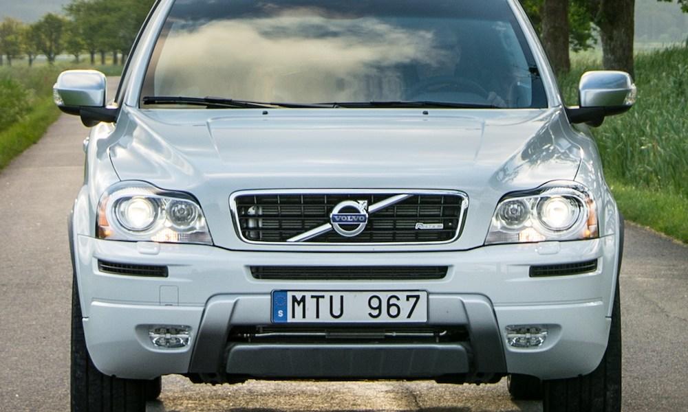 En Volvo XC90 kör längs en landsväg. (AI text)