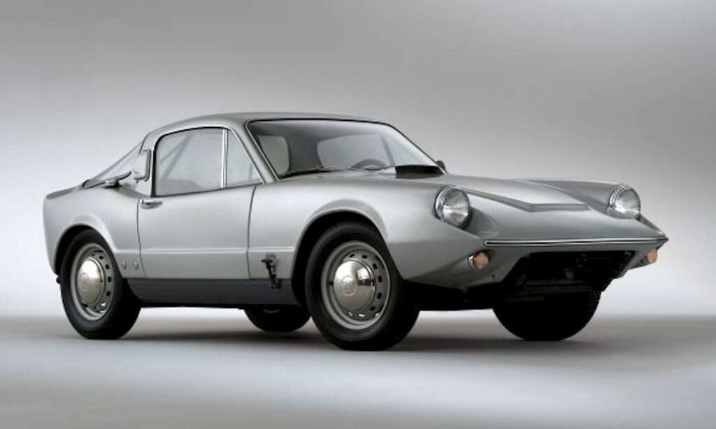 En silverfärgad sportbil i en studioscen. (AI text)