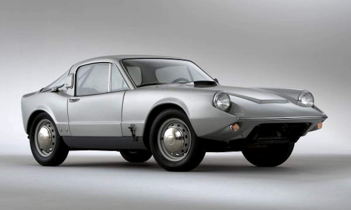 En silverfärgad sportbil i en studioscen. (AI text)