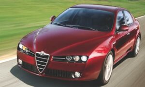 En röd Alfa Romeo kör längs vägen. (AI text)