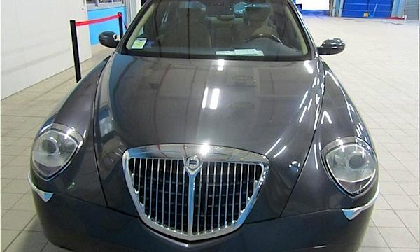 En bil i garagen. (AI text)