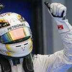 en raceförare firar efter att ha vunnit loppet (AI text)