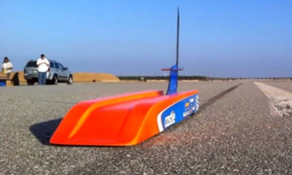 En bil kör på vägen. (AI text)