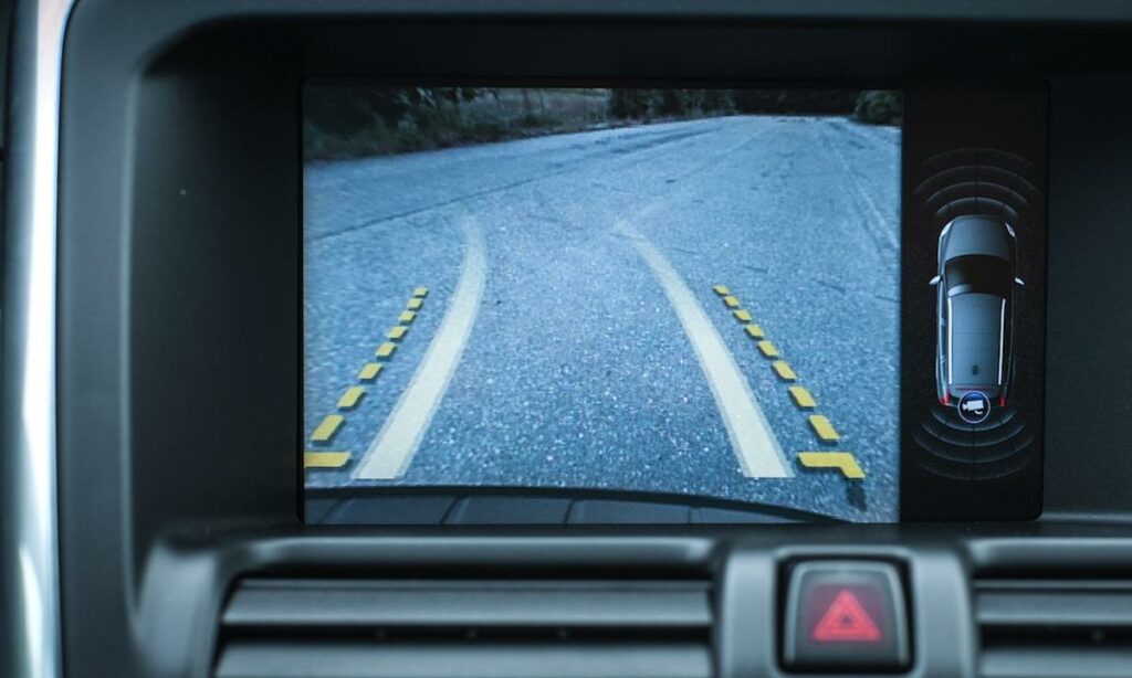 En bil med bakåtvänskamera. (AI text)