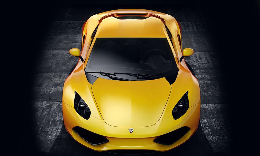 En gul sportbil i en mörk rum. (AI text)