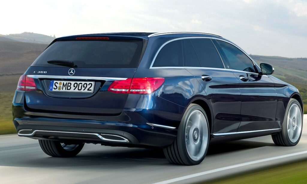 Mercedes-Benz E-klassen kör nedför vägen. (AI text)