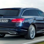 Mercedes-Benz E-klassen kör nedför vägen. (AI text)