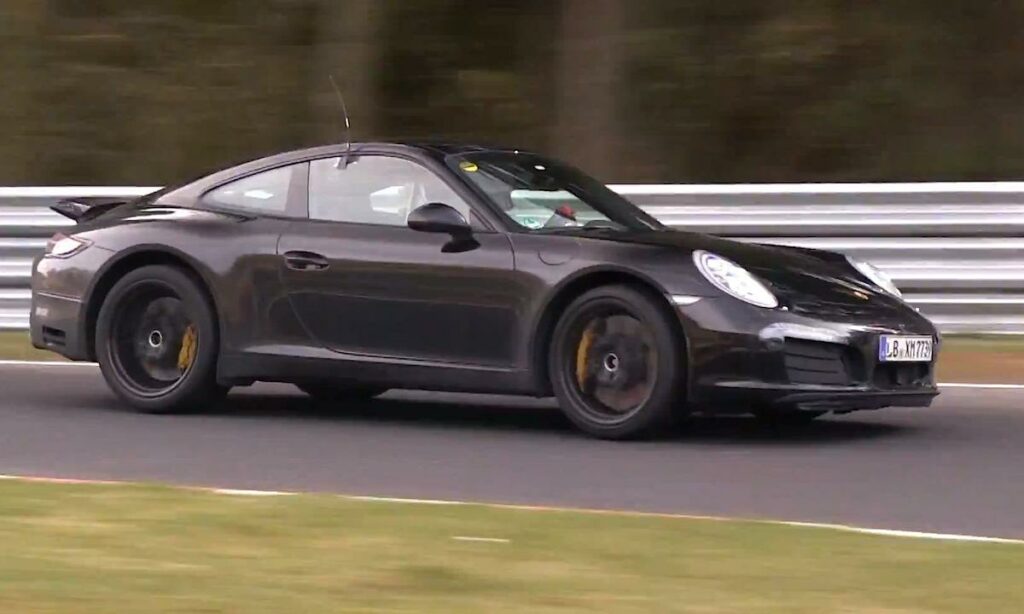 En Porsche 911 GTS kör på en racerbana. (AI text)