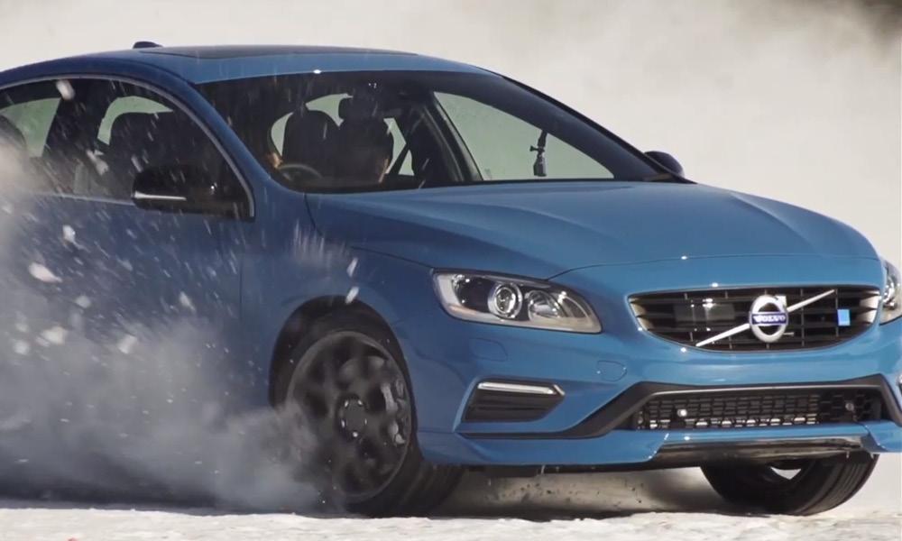 Volvo V40 Cross Country kör genom snön. (AI text)