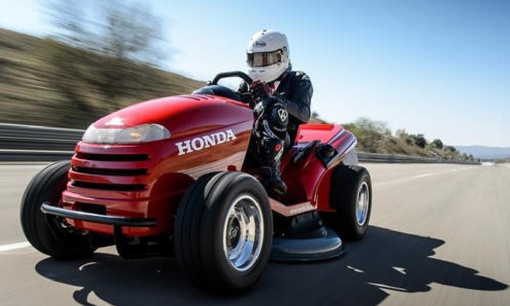 En person rider en röd Honda TRX 450 på en väg. (AI text)