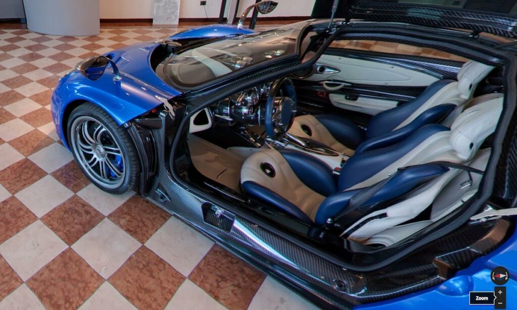 En blå sportbil med öppna dörrar (AI text)