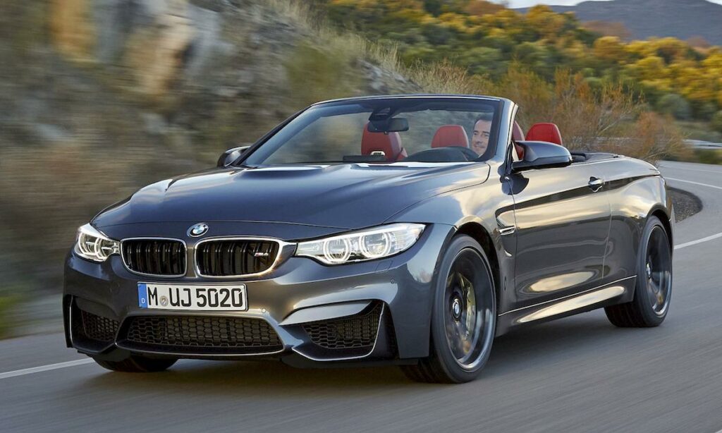 BMW M4 Cabriolet kör nerför en bergsväg (AI text)