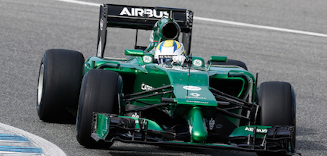 En grön Formel 1-bil kör på en bana. (AI text)