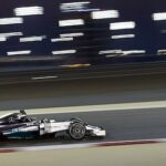 En racebil kör på en bana på natten. (AI text)