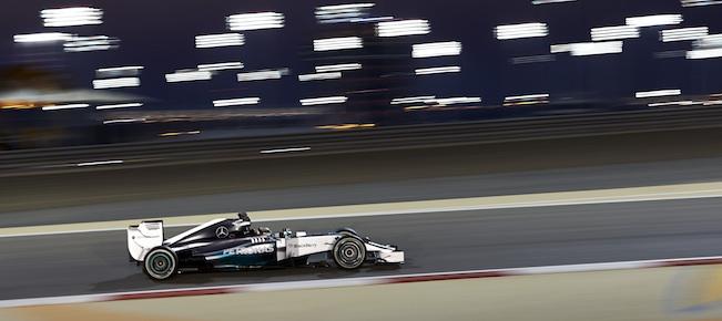 En racebil kör på en bana på natten. (AI text)