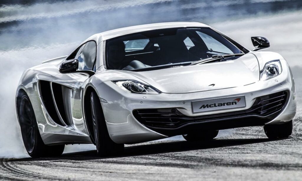 McLaren P1 jämförs med McLaren. (AI text)