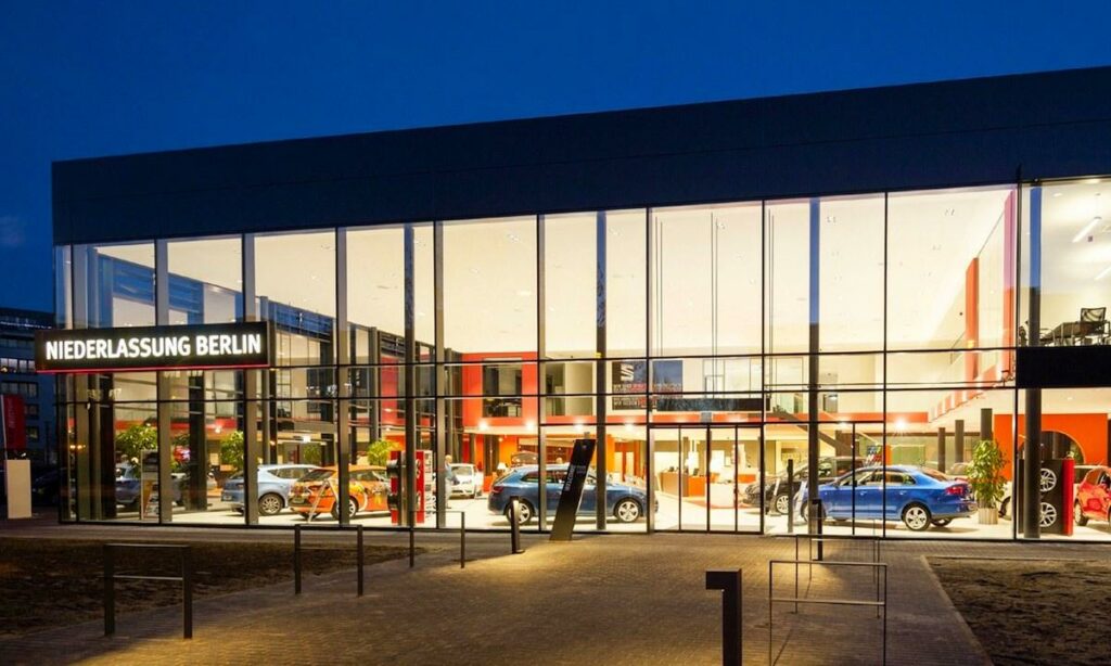 En bilstation på natten med många bilar. (AI text)