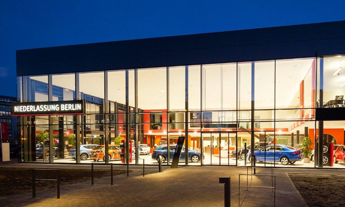 En bilstation på natten med många bilar. (AI text)