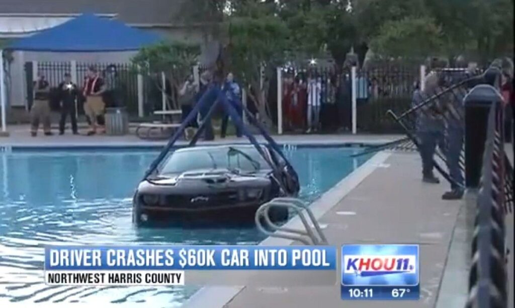 En förare krockar med sitt fordon i en bassäng. (AI text)